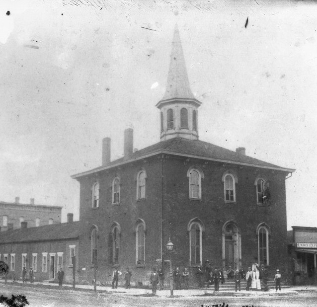 The second Tuscarawas County courthouse in New Philadelphia. (Source: tuschs.org)