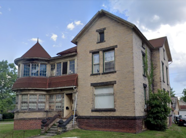 The Rhoads/Robinson house in Uhrichsville, Ohio, 2022. (Source: earth.google.com)