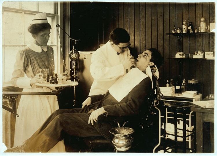 A dentist's office in 1917. (Source: loc.gov)